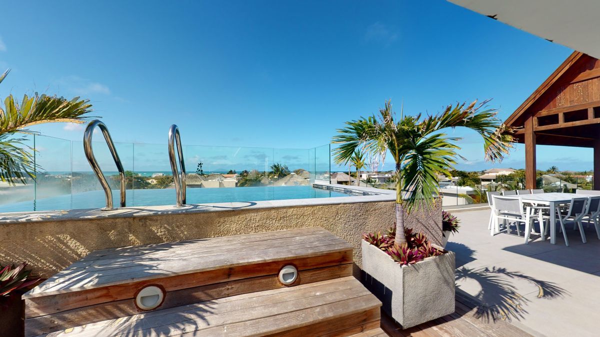 Penthouse Pool Suite | Piscine à débordement