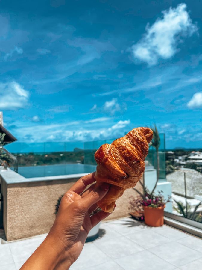 Penthouse Pool Suite | Croissant frais du matin